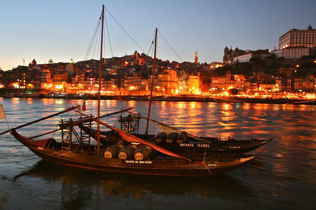Barco rabelo tradicional ao entardecer no rio Douro, no Porto