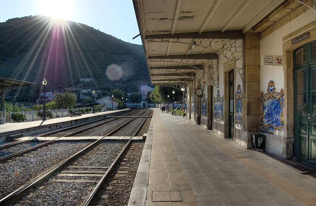 Estação de comboios do Pinhão ao nascer do sol