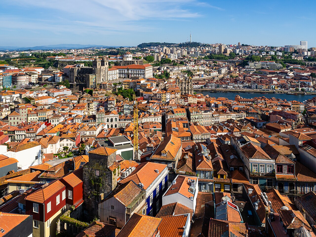 Vista sobre os telhados do Porto e o rio Douro