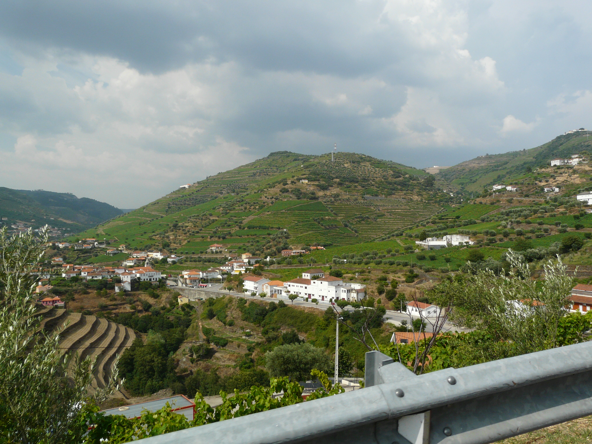 Aldeia e socalcos de vinha no vale do Douro